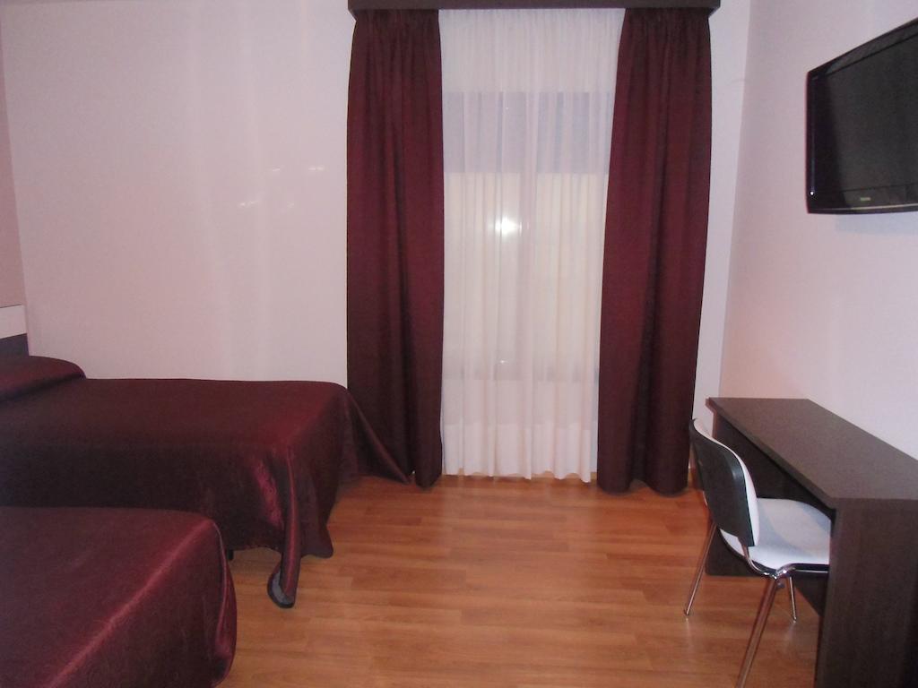 Area De Servicio Villamartin Villamartin de la Abadia Εξωτερικό φωτογραφία